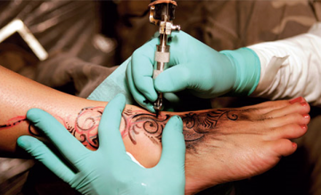 Художник делает татуировки, связанные с профессией клиента (ФОТО)