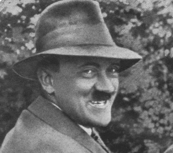 Улыбка монстра. Редкие фотографии Адольфа Гитлера (ФОТО)