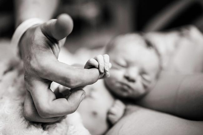 20 снимков счастливых пап и их новорожденных малышей (ФОТО)
