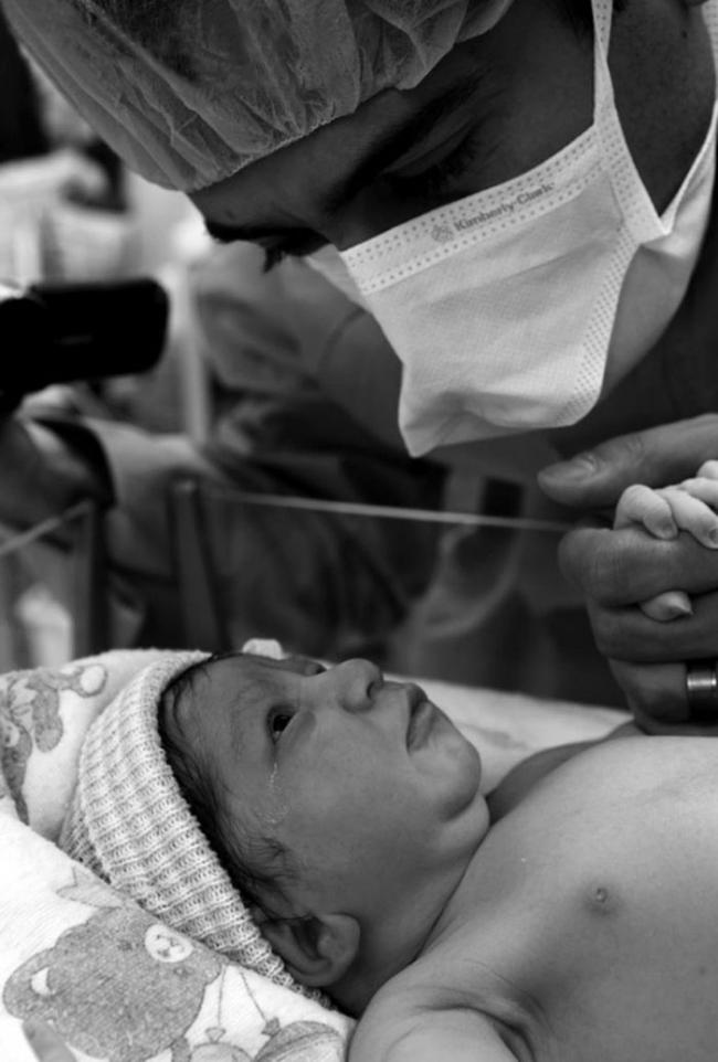 20 снимков счастливых пап и их новорожденных малышей (ФОТО)