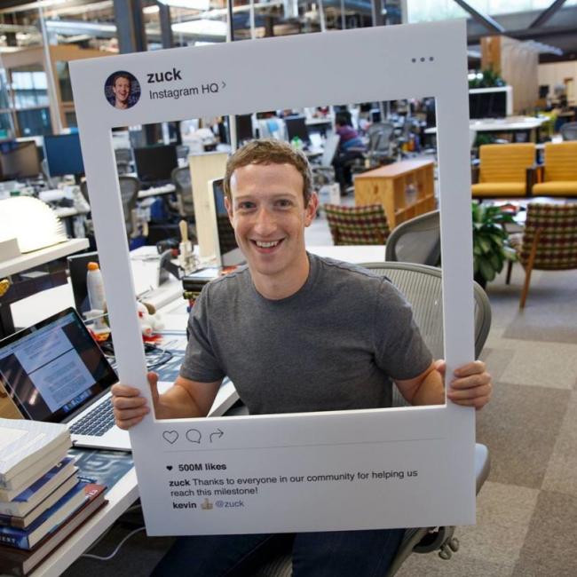 Марк Цукерберг заклеивает веб-камеру и микрофон ноутбука (ФОТО)