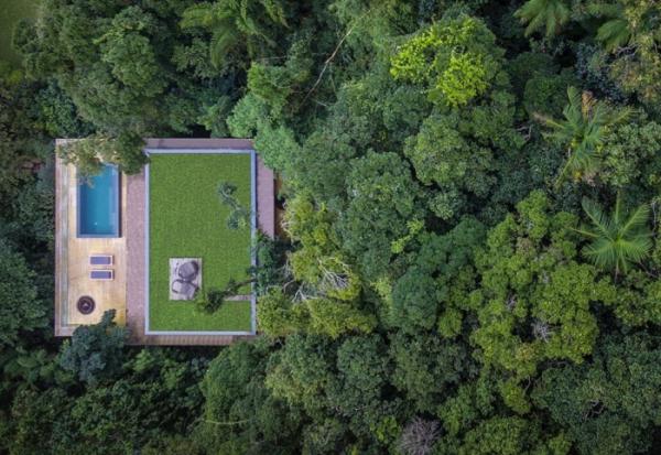 Крепость одиночества: жилой дом, спрятавшийся среди джунглей (ФОТО)
