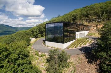Потрясающий стеклянный дом посреди леса в США (ФОТО)