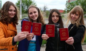 Выпускники луганских школ получили аттестаты с ошибками (ФОТО)