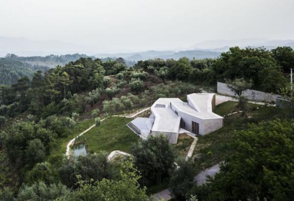 Соответствуя природному ландшафту: необычный жилой дом в Португалии (ФОТО)