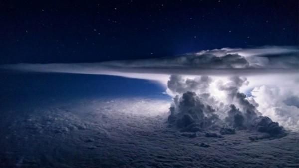 В ходе полета над Тихим океаном летчик сделал невероятный снимок грозы (ФОТО)