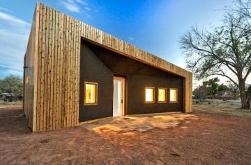 Молодые и изобретательные: студенты построили комфортный дом из переработанной древесины (ФОТО)