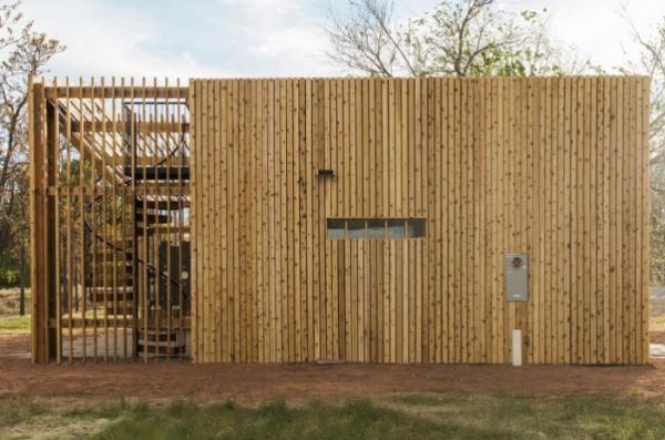 Молодые и изобретательные: студенты построили комфортный дом из переработанной древесины (ФОТО)