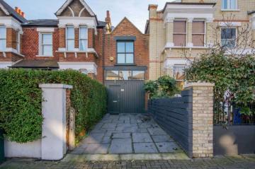 Дом шириной 3 метра и стоимостью 1,2 млн долларов в Лондоне (ФОТО)
