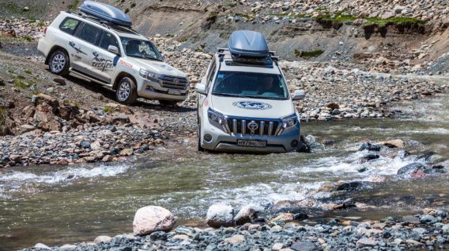 Легендарные Toyota Land Cruiser прошли испытание Эверестом (ФОТО)