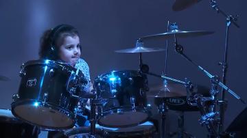 Пятилетняя барабанщица затмила матерых рокеров (ВИДЕО)