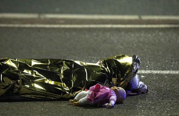 Шокирующие кадры трагедии в Ницце (ФОТО)