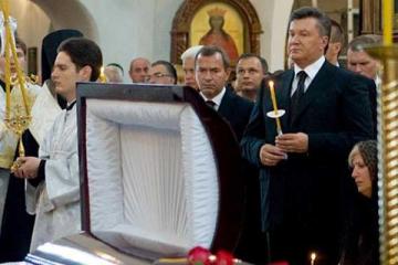 Журналисты заметили изменения на могиле Януковича