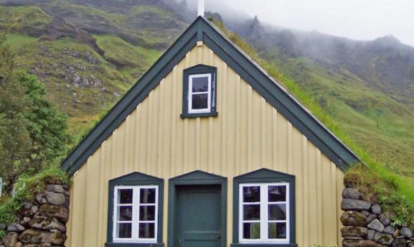 Классический стиль: последняя исландская церковь с «живой» крышей (ФОТО)