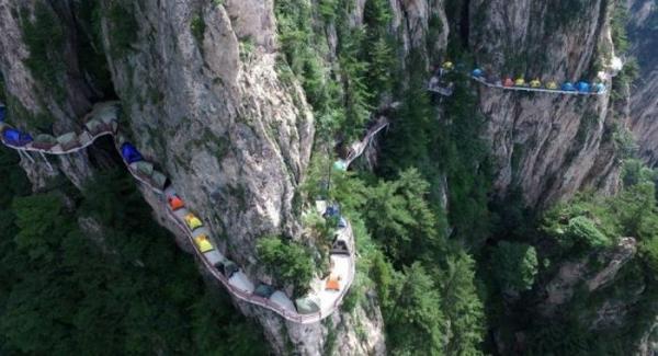 Экстремальный туризм: группа путешественников разбила лагерь на высоте 1700 метров (ФОТО)