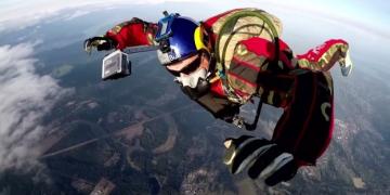 Американец совершил исторический прыжок без парашюта (ВИДЕО)