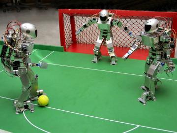 В Германии организовали футбольный турнир среди роботов (ВИДЕО)