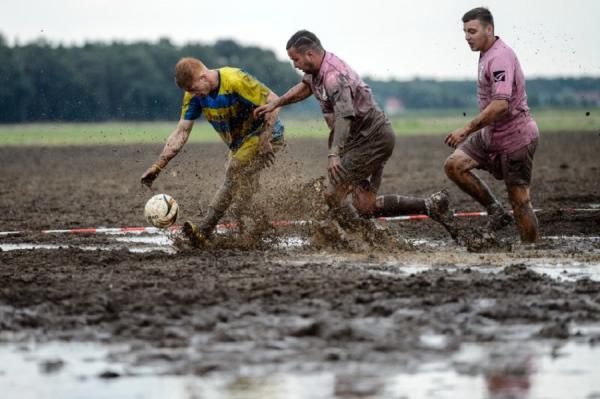 Грязный спорт: в Германии провели чемпионат по болотному футболу (ФОТО)