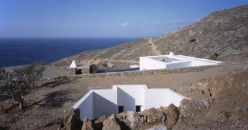 Дом в горном склоне: шикарный жилой комплекс на греческом острове (ФОТО)