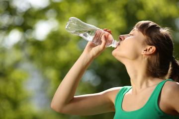 Наполнять бутылки водой повторно все равно, что лизать унитаз, – ученые