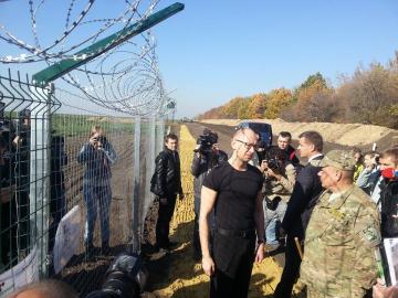 Яценюк не является подозреваемым по делу о проекте "Стена"