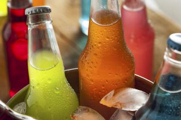 Диетологи советуют исключить газированные напитки из рациона