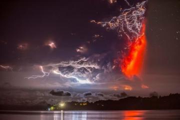 Фантастическая молния во время извержения вулкана Кальбуко в Чили (ФОТО)