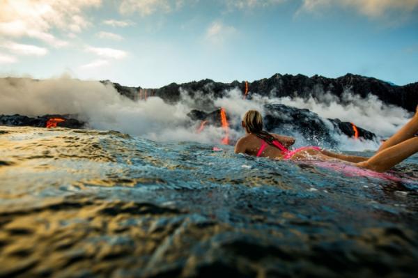 Экстремальный досуг: плавание в океане с лавой на Гавайских островах (ФОТО)