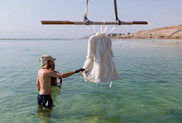 Соль и вода. Израильский художник создал уникальное платье (ФОТО)