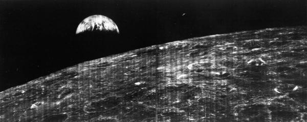 Первая фотография Земли с лунной орбиты (ФОТО)