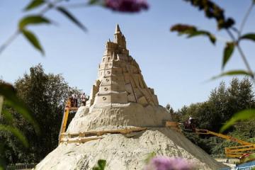 Новый рекорд: в Германии строят самый большой замок из песка в мире