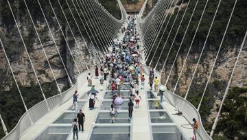 В Китае приостановил работу самый длинный стеклянный мост