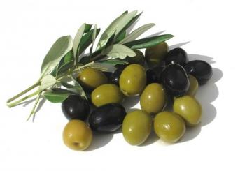 Медики призвали обязательно включать оливки в рацион