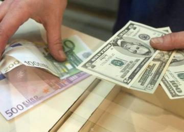 Прогнозы экспертов: Преодолеет ли доллар барьер в 30 гривен?