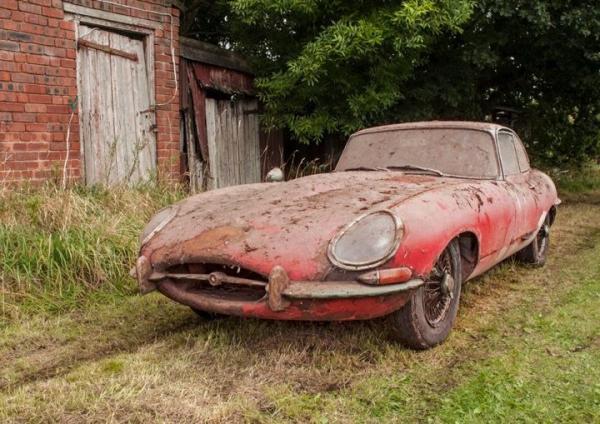 Клад в гараже: в Англии обнаружили необъезженный автомобиль Jaguar 1964 года выпуска (ФОТО)