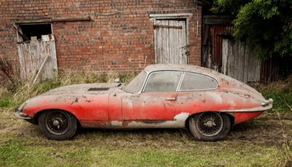 Клад в гараже: в Англии обнаружили необъезженный автомобиль Jaguar 1964 года выпуска (ФОТО)