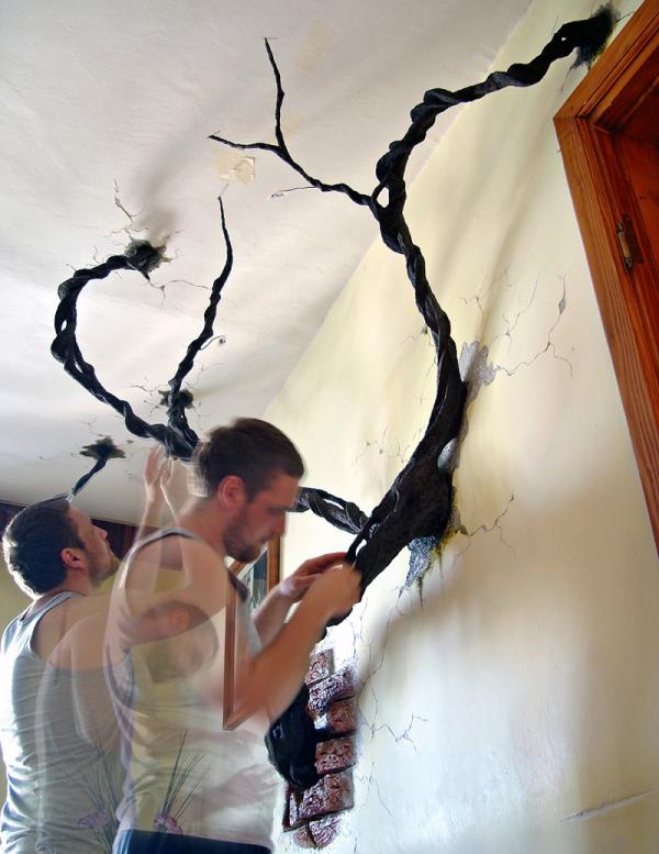 "Пророщенные" сквозь стены деревья и ожившие картины: декоратор творит чудеса в домах людей (ФОТО)