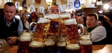 В Мюнхене установлен новый рекорд по доставке пивных кружек