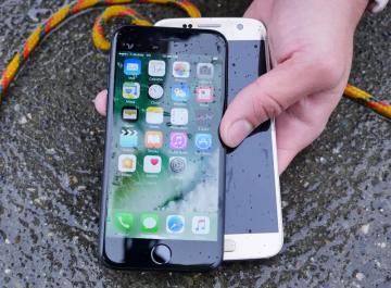 Погружение на глубину 10 метров: iPhone 7 против Galaxy S7 (ВИДЕО)