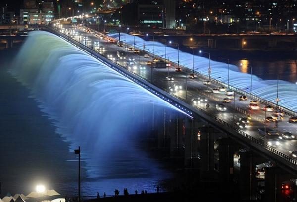 Завораживающее зрелище: самый длинный фонтан в мире (ФОТО)
