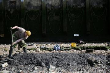 Кладоискатели продолжают искать сокровища на берегу Темзы в Англии (ФОТО)