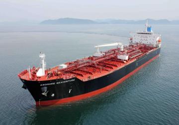 Завораживающее зрелище трагедии: в Японском море потерпел крушение танкер с вредными химикатами на борту (ВИДЕО)