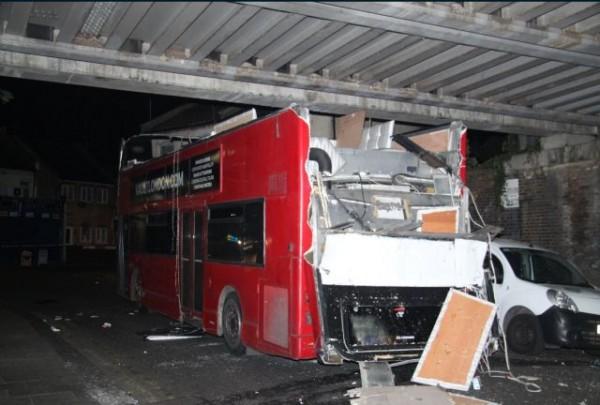 ДТП в Лондоне: 2-х этажному автобусу оторвало крышу (ФОТО)