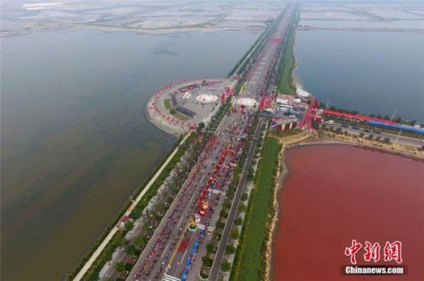 Озеро Яньху в Китае стало двухцветным (ФОТО) 