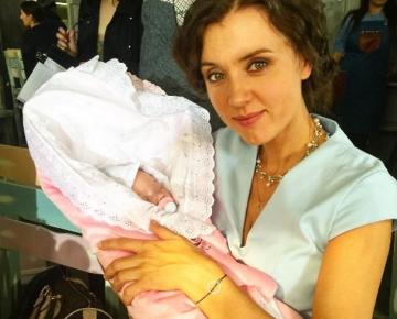 42-летняя Ксения Алферова стала счастливой бабушкой