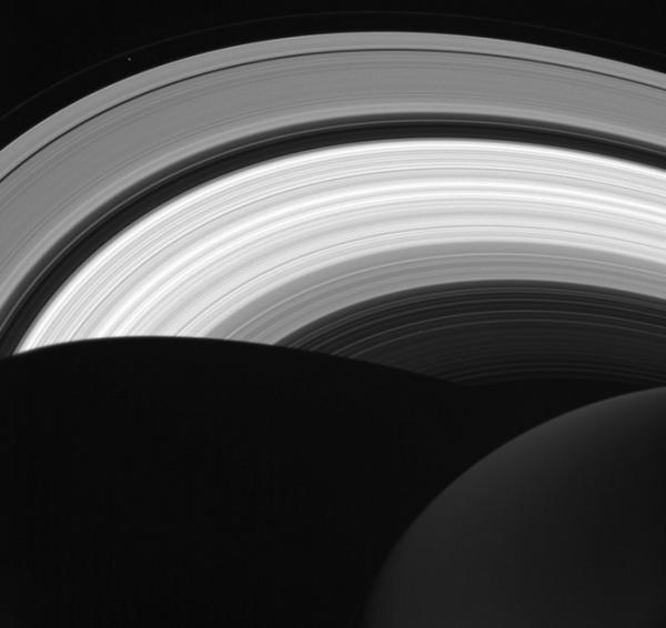 Новое изображение от космического аппарата «Кассини» демонстрирует Сатурн и его кольца (ФОТО)