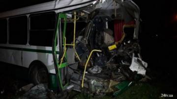 На Донетчине украинский бронетранспортер протаранил пассажирский автобус
