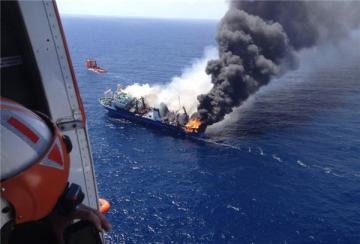В Тихом океане горит траулер с людьми на борту