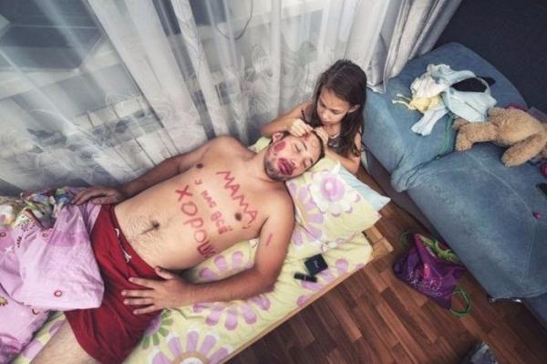 «Мама, у нас всё хорошо» - забавный фотопроект отца с дочерью (ФОТО)