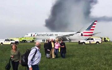 В США из загоревшегося самолета выпрыгивали люди